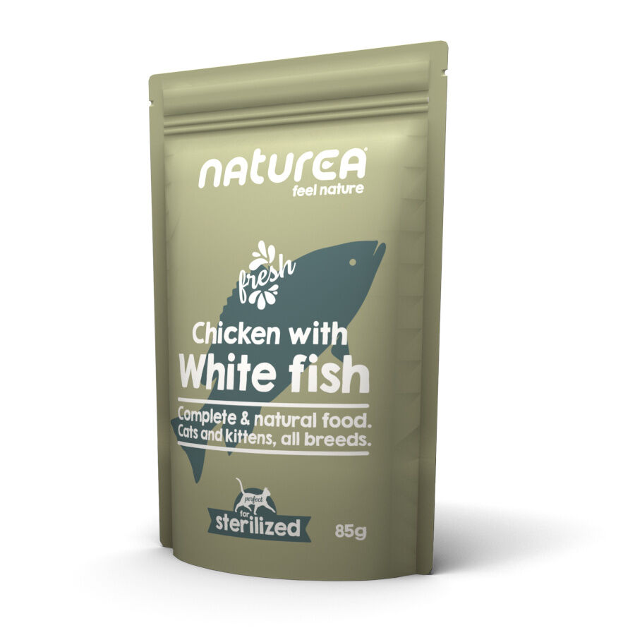 Naturea Esterilizado Pollo y Pescado Blanco sobre para gatos