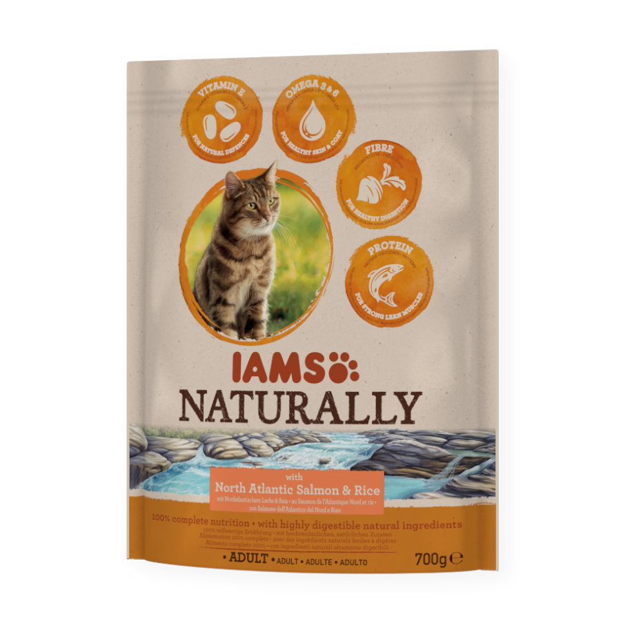 Imagen de IAMS Adult Naturally Salmón pienso para gatos